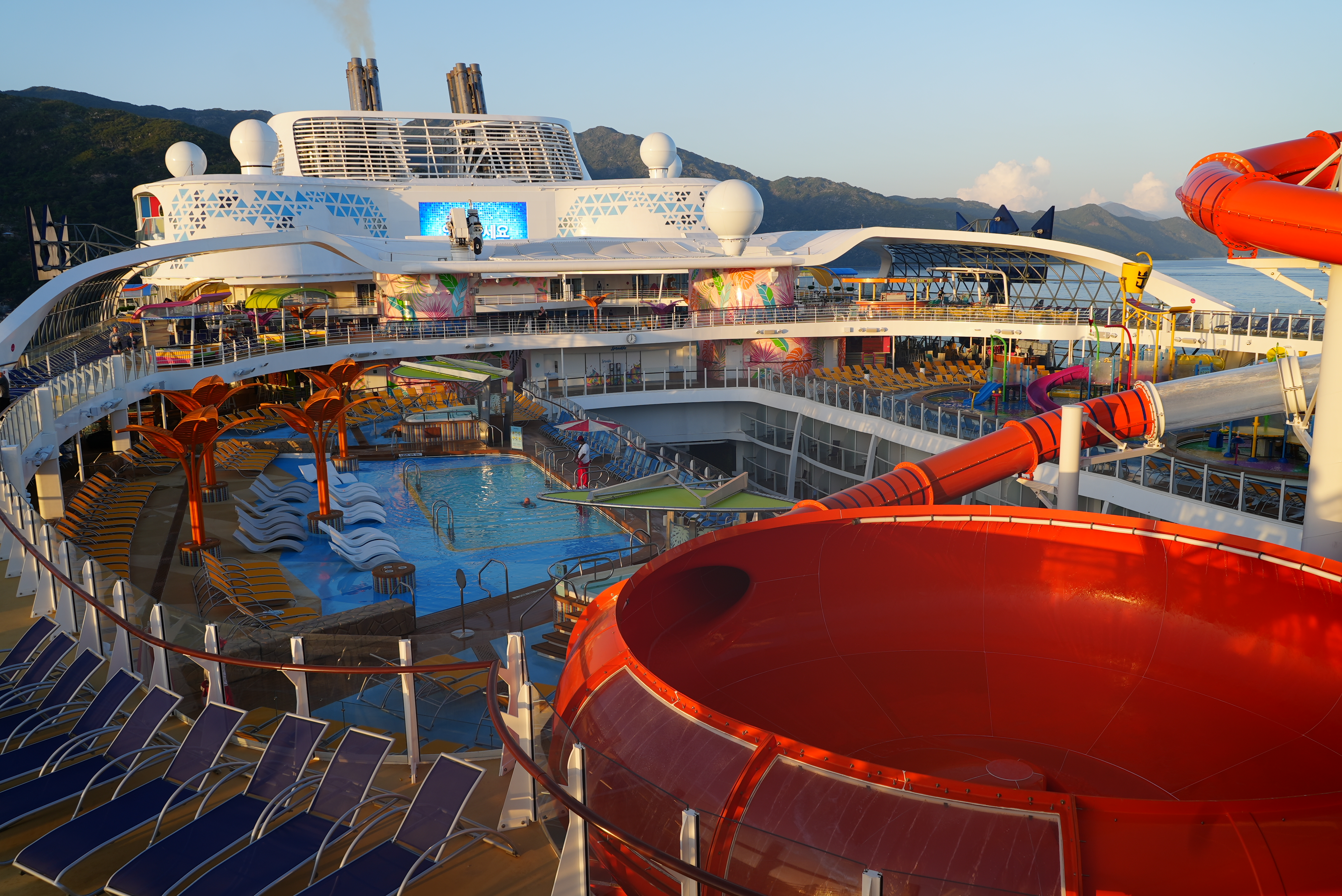Wonder of the Seas - Pool Deck